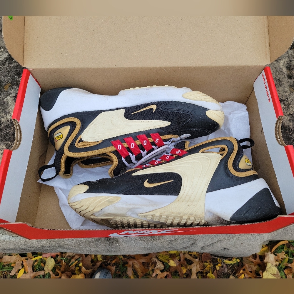NIKE Womens Zoom 2k Size 7
